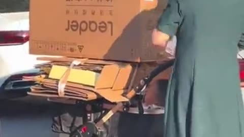 小朋友，你奶奶爱纸壳子胜过你
