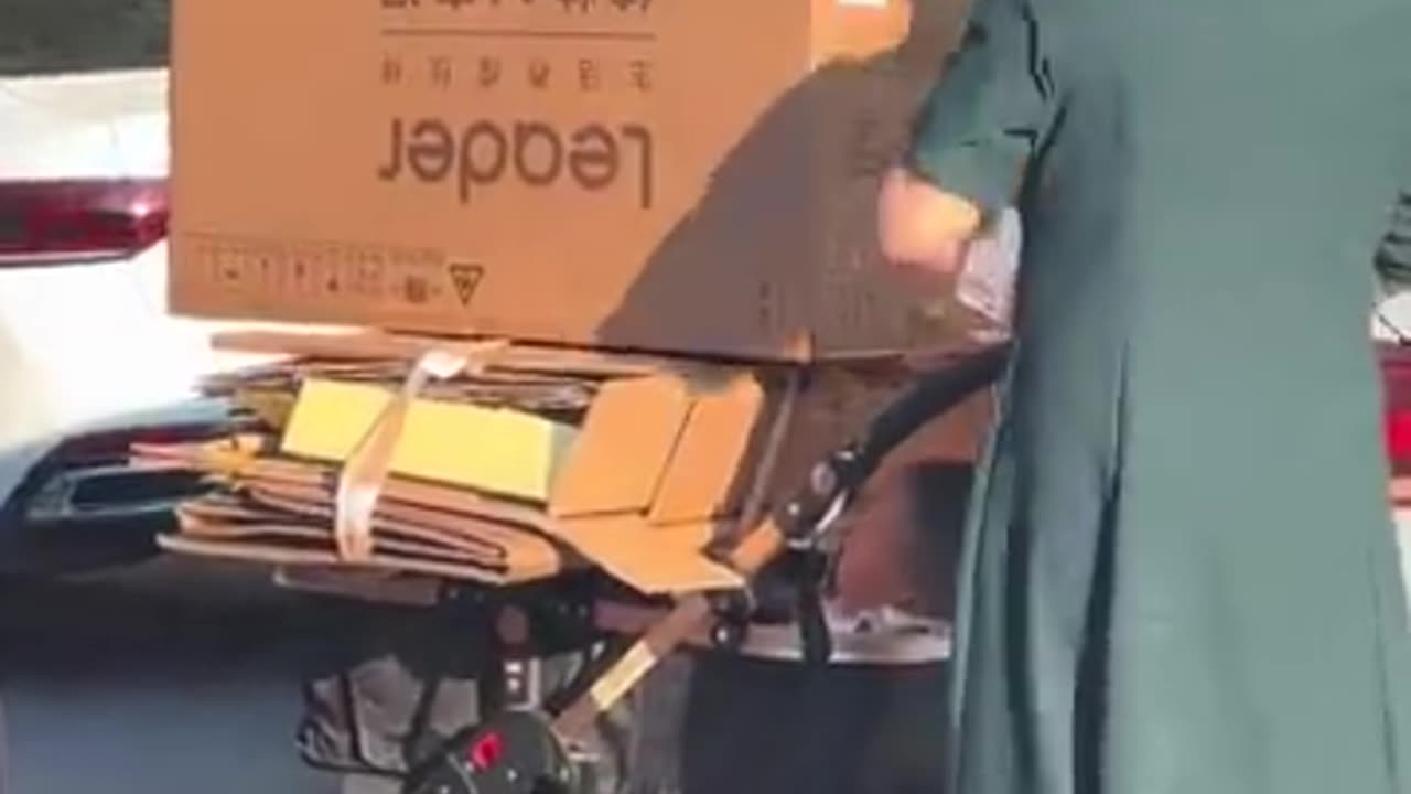 小朋友，你奶奶爱纸壳子胜过你