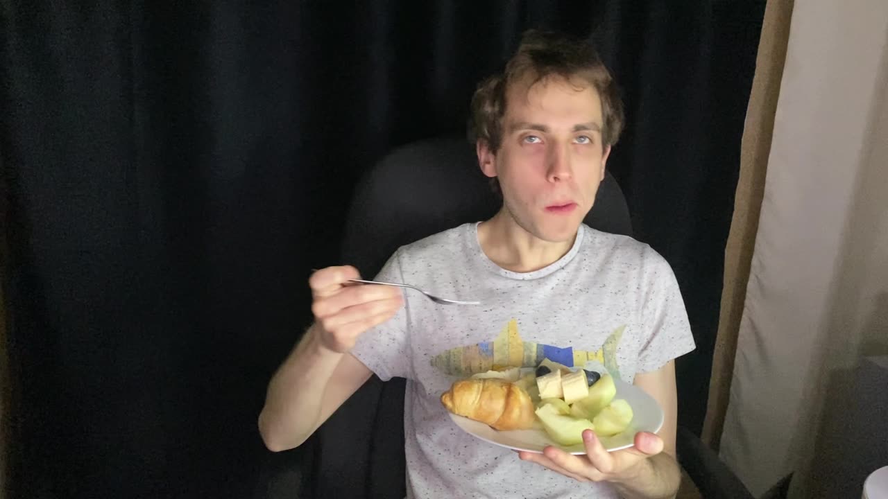 Ел фрукты и круасан и играл