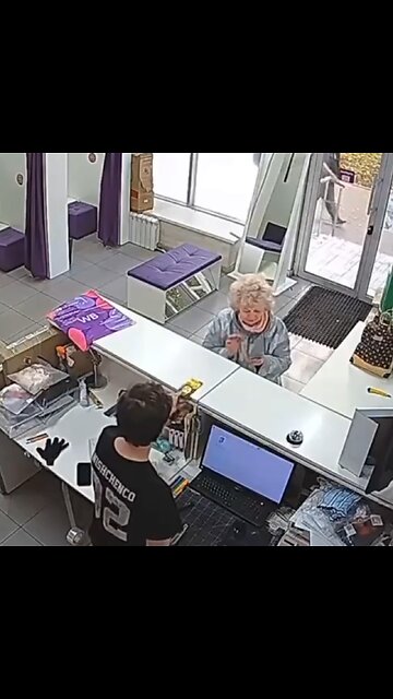 Una mujer le regala un chocolate a un empleado y su gesto no queda sin respuesta