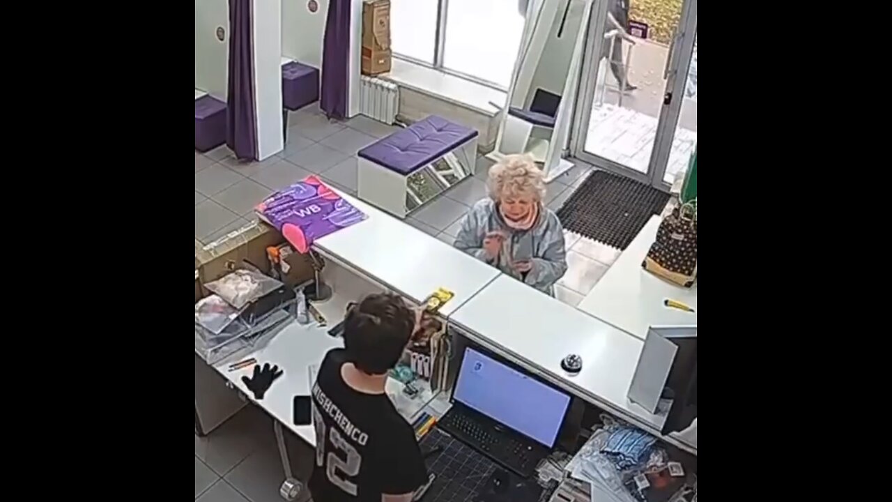 Una mujer le regala un chocolate a un empleado y su gesto no queda sin respuesta