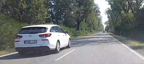 Egy újabb száguldozó, akit a szembejövők sem zavarnak!