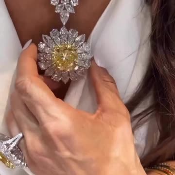 Top diamond rare fancy diamond necklace