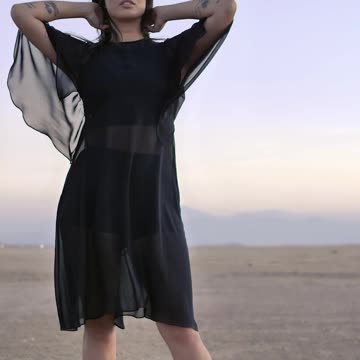 Woman posing for the camera in the middle of a desert