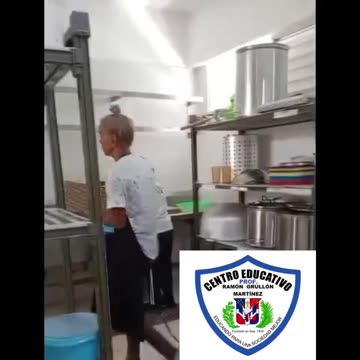 Estudiantes participan en labores de limpieza en comedor escolar de Santiago