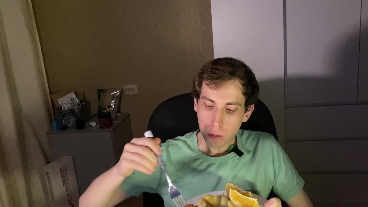 Фрукты + пончик: странное, но вкусное сочетание!