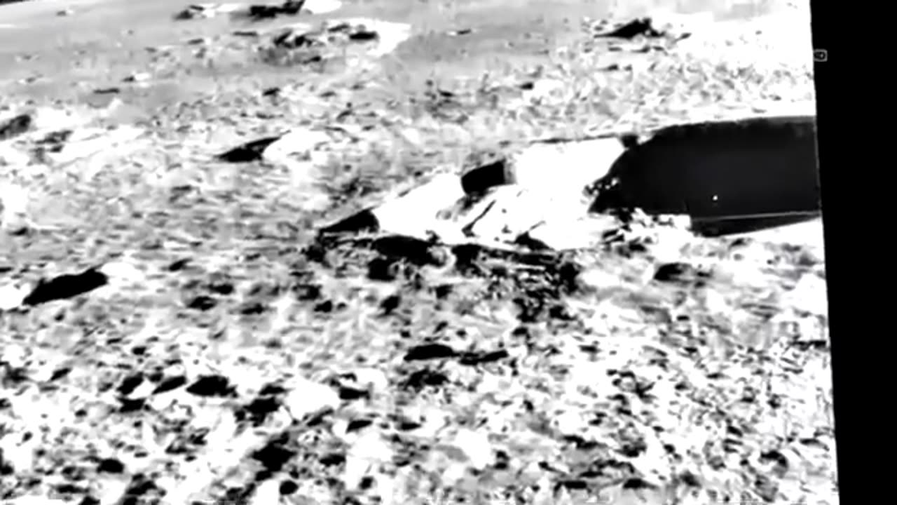 DES ALIENS SUR LA LUNE 1/2