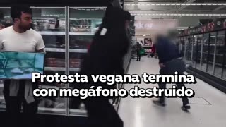 Cliente rompe megáfono de unos activistas veganos en una tienda
