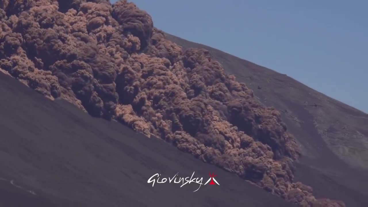Breathtaking footage of Mt Etna’s pyroclastic flow from yesterday. Absolutely mesmerizing!