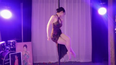 Classical dance ➕ pole dance fusion who said cheongsam can not jump pole I think so pretty