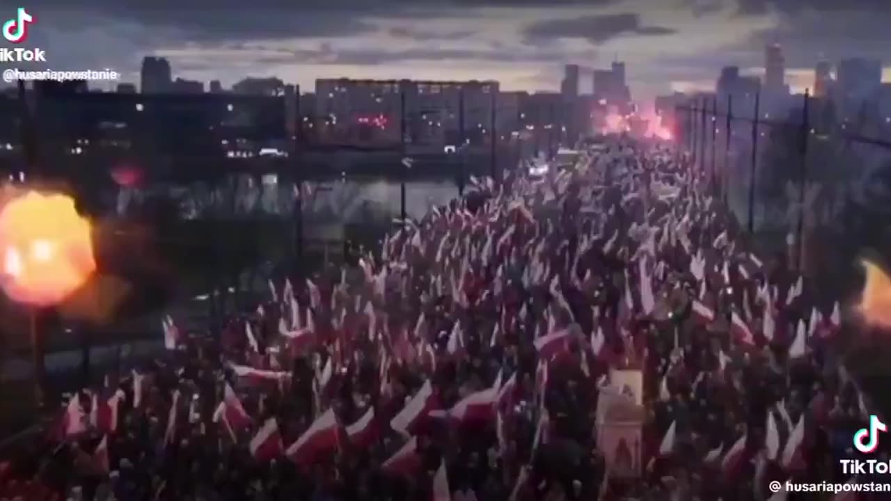 🚨 This is 300,000 polish patriots on the streets to declare Poland is a CHRISTIAN country.