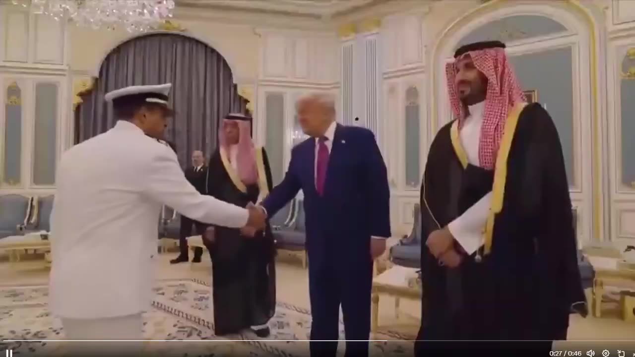 @POTUS chào đón các quan chức Saudi tại Tòa án Hoàng gia ở Riyadh