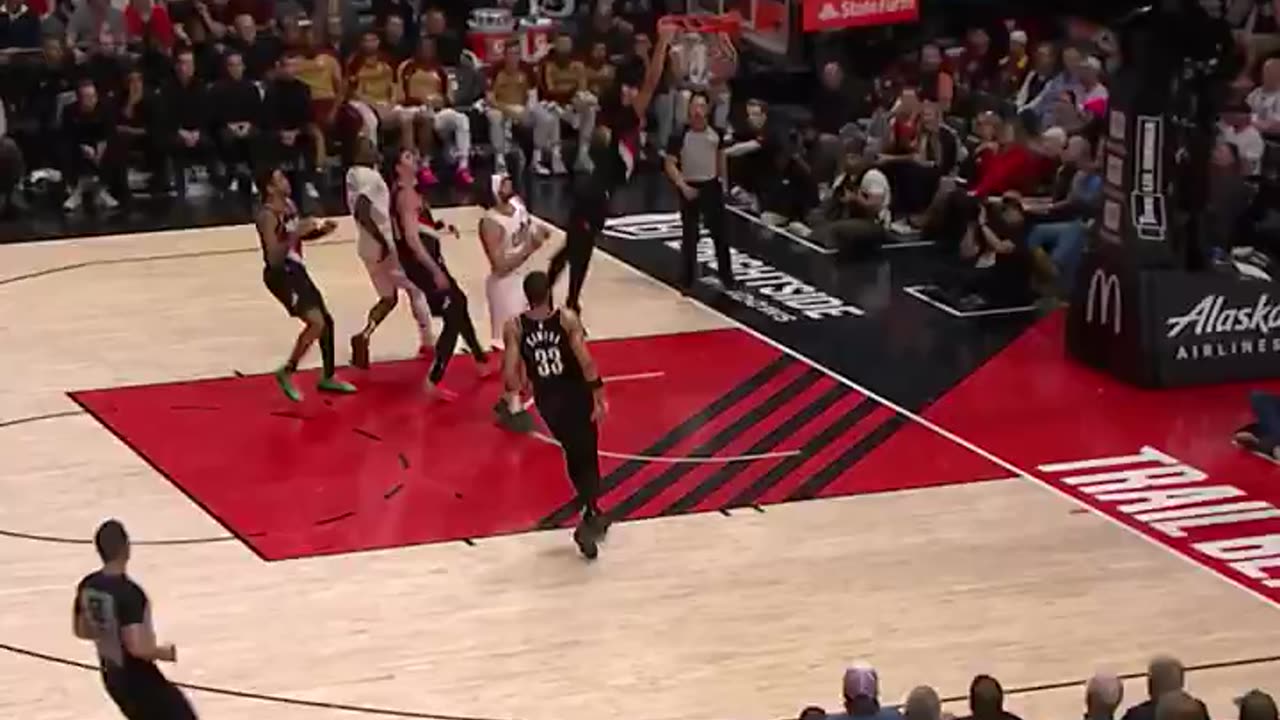 NBA - SHAEDON SHARPE IS LEVITATING 😳