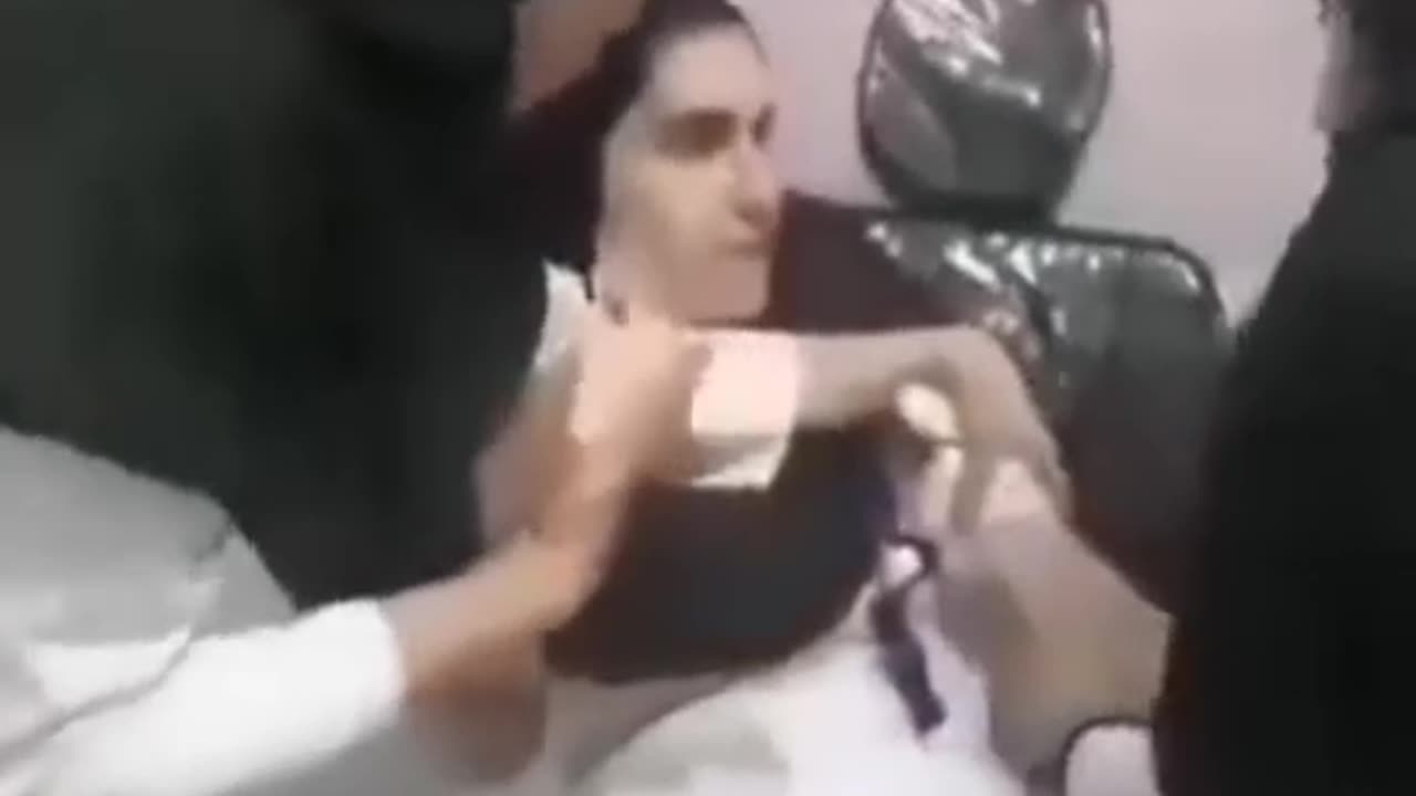 دختر از پیچکاری میترسد و چیق میزند The girl is afraid of the injection and screams.