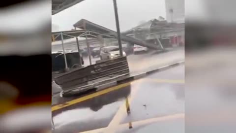 Doomsday storm! Dozens of houses and cars are destroyed in Shah Alam, Malaysia