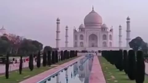 Polish girls visit Taj Mahal