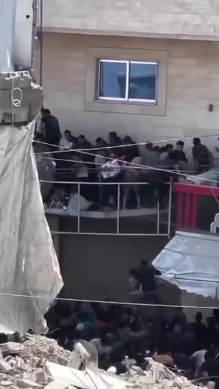Kaos në Gaza, shembet ballkoni i një pallati gjatë përpjekjes për të marrë ndihma