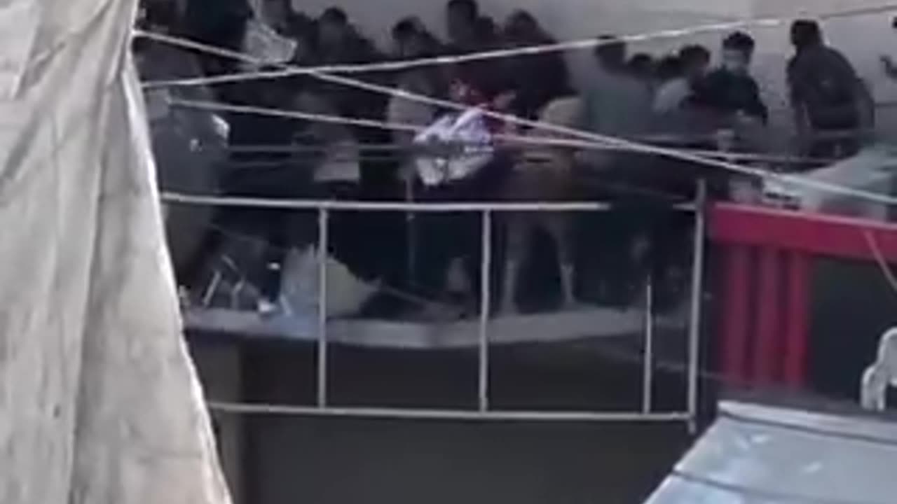 Kaos në Gaza, shembet ballkoni i një pallati gjatë përpjekjes për të marrë ndihma