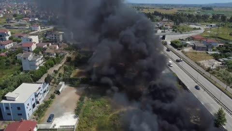 Zjarr i madh përfshin pikën e grumbullimit të hekurave në zonën industriale