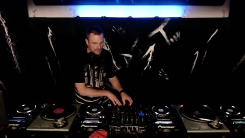 DJ Mike Todd, mixing Techno
