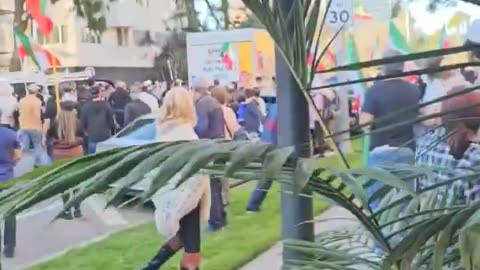 Φορτηγό έπεσε πάνω σε πορεία Ιρανών αντικαθεστωτικών, στο Λος Άντζελες