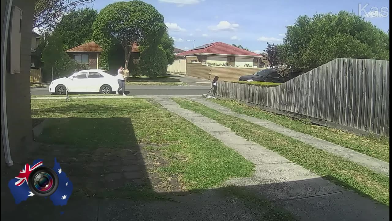 Aussiecams - Camry delivery driver runs over my letterbox and leaves without saying a thing! VIC