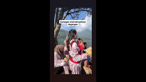 the trader angry because Hijab-wearing woman buy other people's merchandise but didn't buy food sol