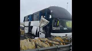 Una fuerte niebla causa el choque de un autobús contra un peaje en Rusia