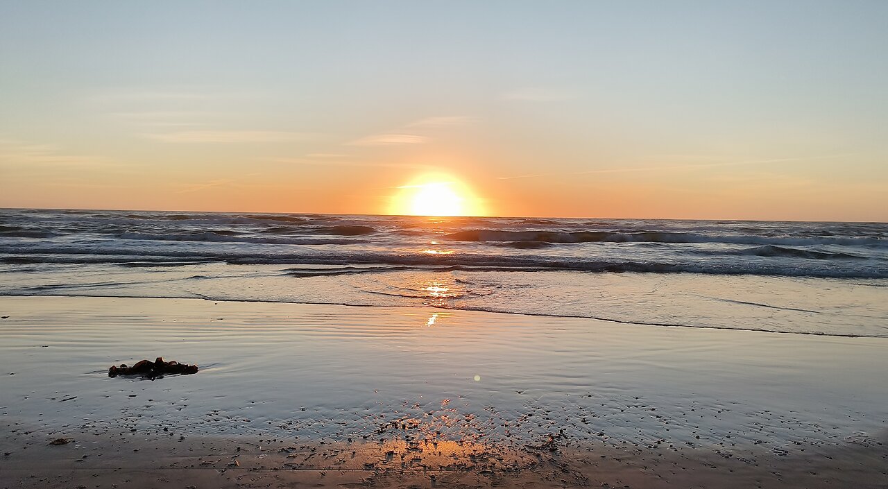 SUNSET ON THE SHORE OF THE NORTH SEA