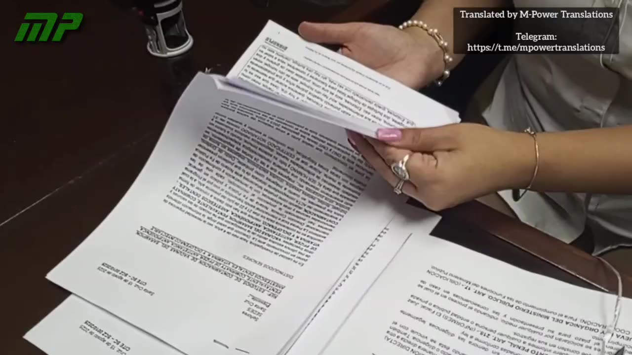 La doctora Liliana entrega el informa notarial en el Departamento de Salud de Santa Cruz.