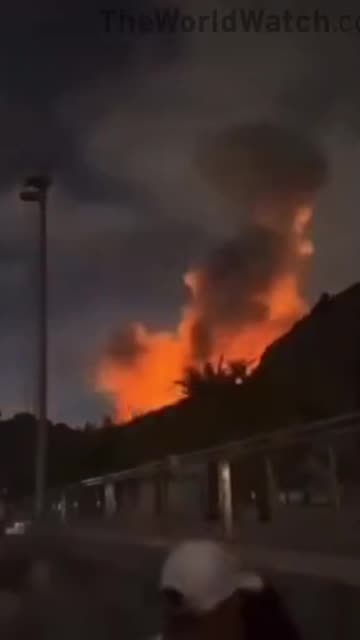 Caracas, Venezuela Locals have their drinks & meal interrupted by bombs