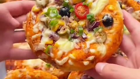 Today we re gona make a delicious tuna melt mini pizza, super easy and super simple.