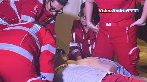 Andria: enorme mezzo pesante si incastra sulla rotatoria di Montegrosso