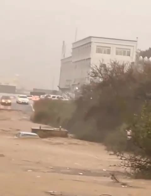 🌧️🇸🇦 FLOODING IN TAIF, SAUDI ARABIA Heavy rains cause flooding in Al Sar, Taif. Event