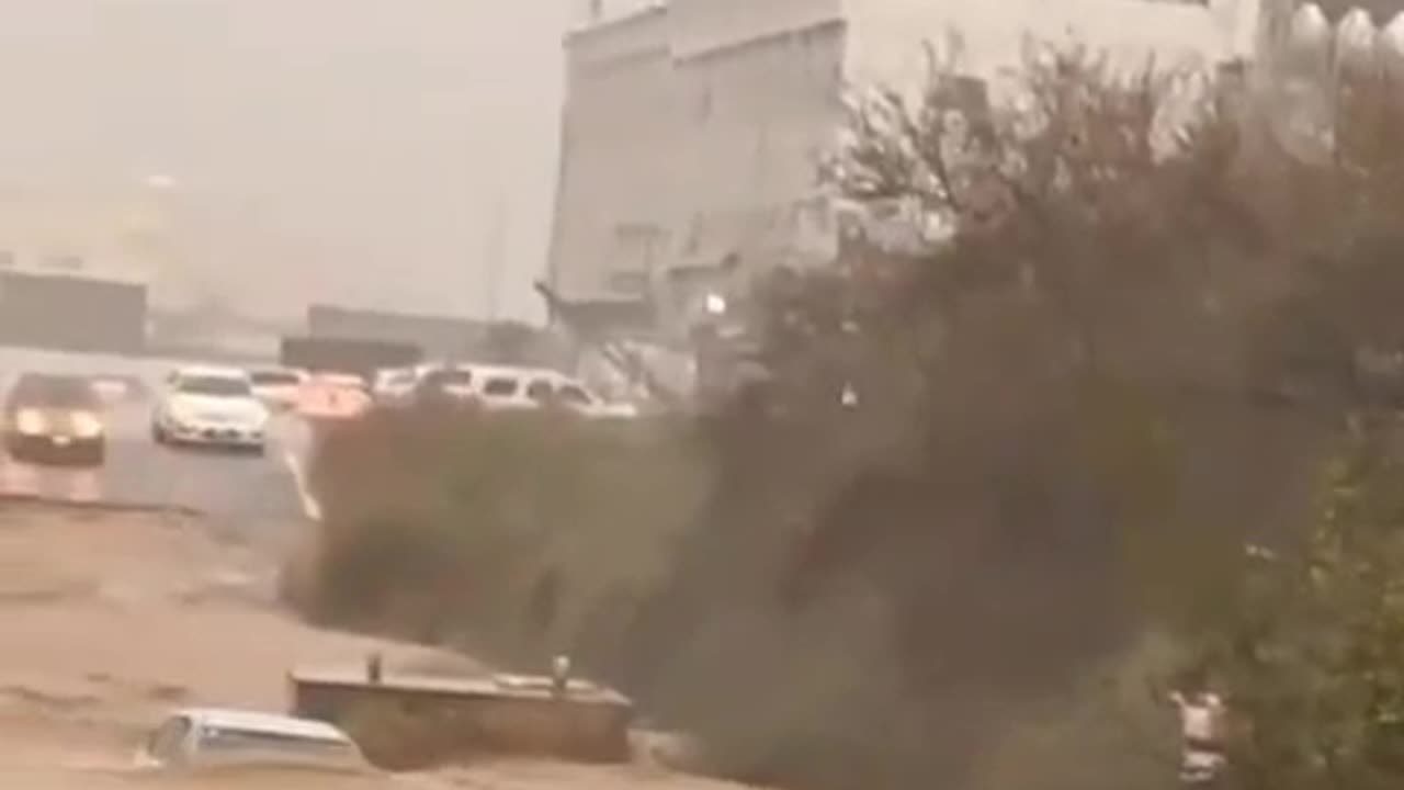 π§οΈπΈπ¦ FLOODING IN TAIF, SAUDI ARABIA Heavy rains cause flooding in Al Sar, Taif. Event