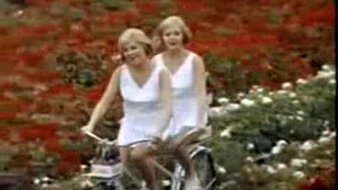 Commercial - Coca Cola 1965 (Take an extra carton in color)