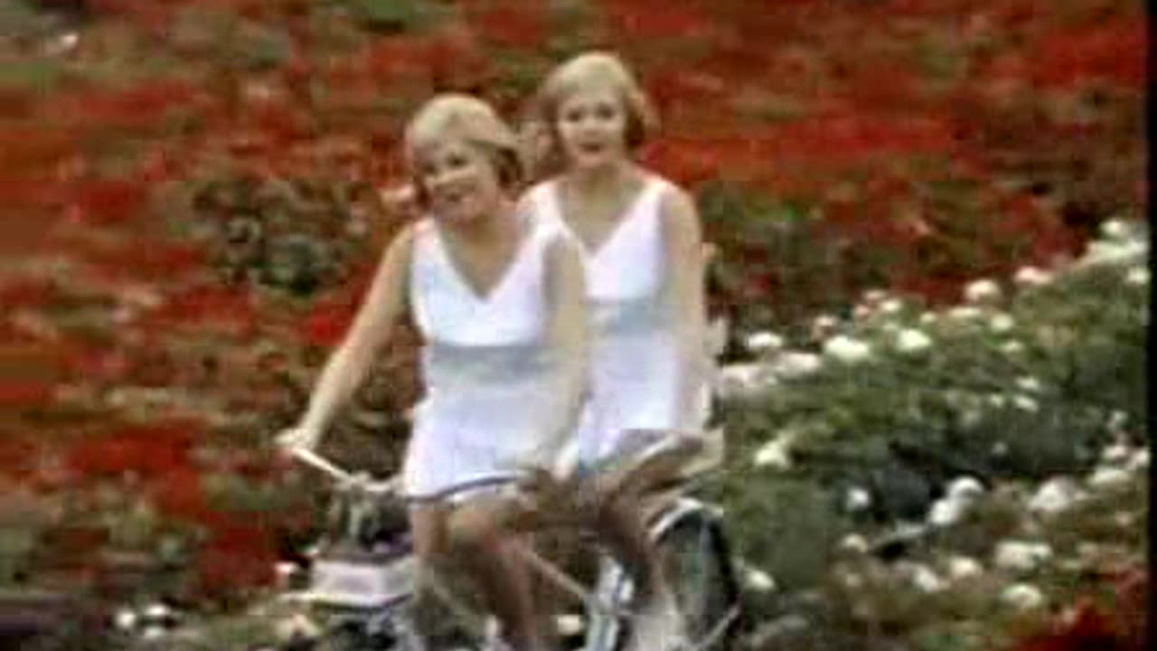 Commercial - Coca Cola 1965 (Take an extra carton in color)