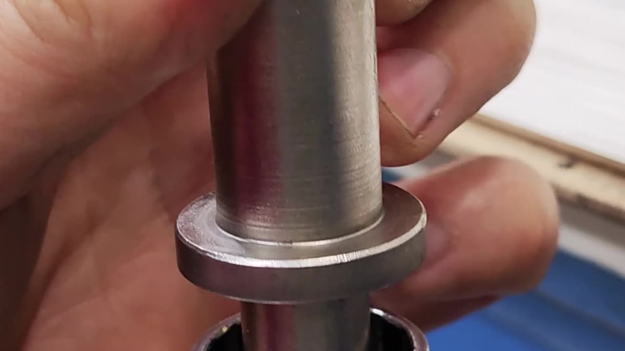 How to trim the stem of a bicycle fork, install an anchor.Preparing the fork before installing