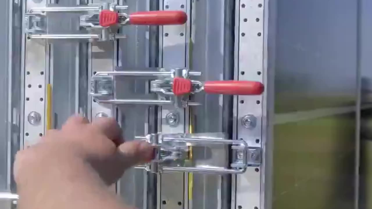 Mobile solar container that unfolds and provides solar power, anytime, anywhere