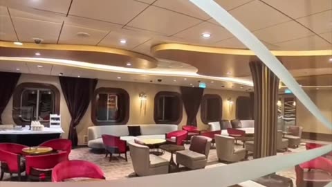 Ovation of the Seas Deck 4: Crown Lounge
