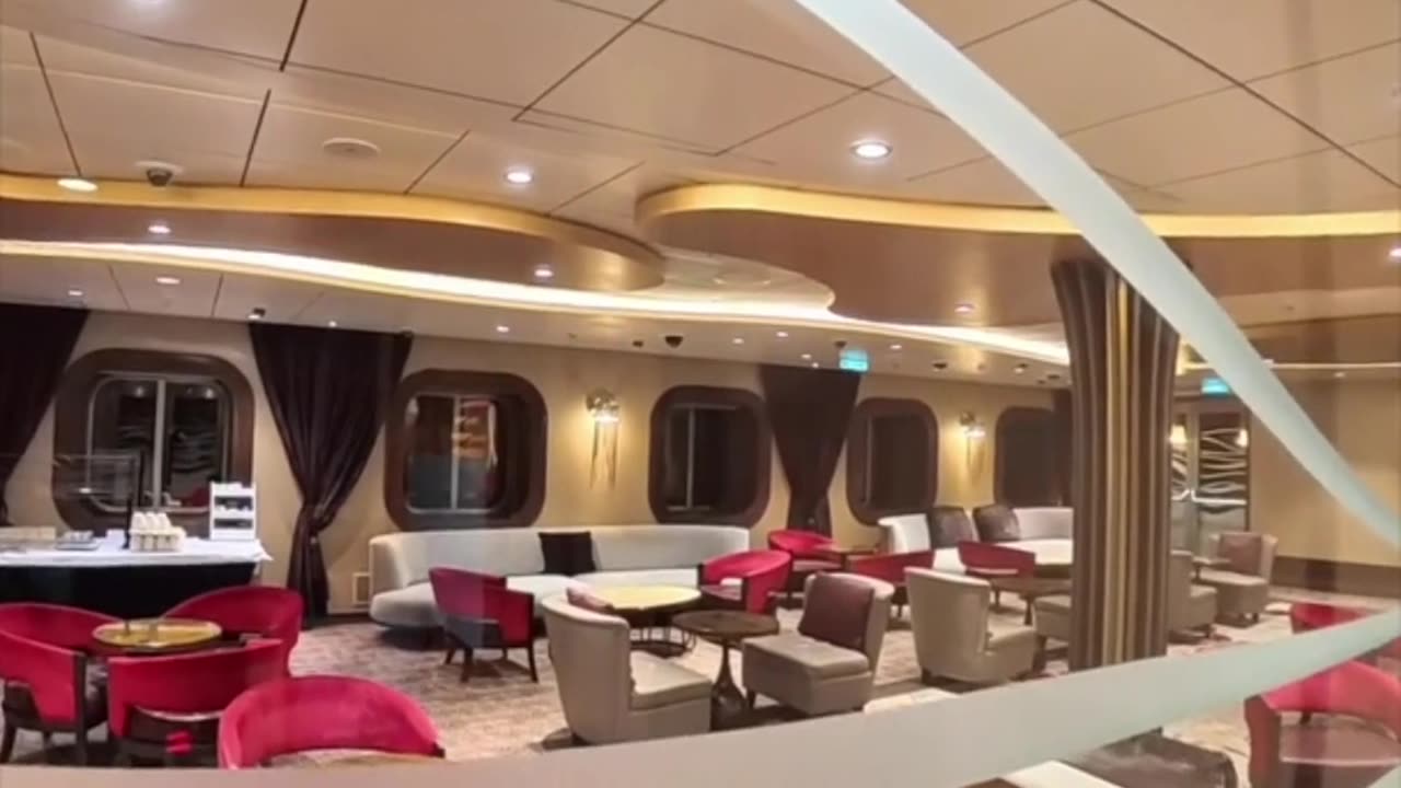 Ovation of the Seas Deck 4: Crown Lounge