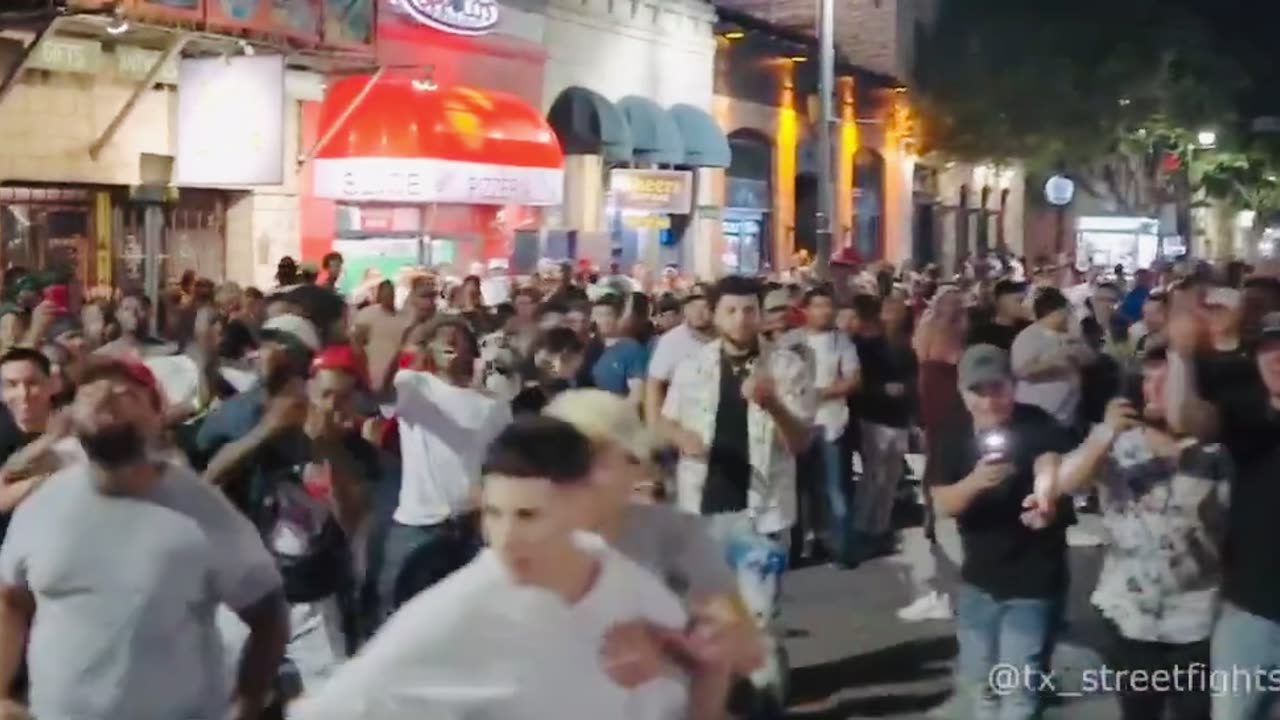 One Man Wins 5-on-1 Fight on 6th Street During SXSW – Crowd Erupts in Ovation