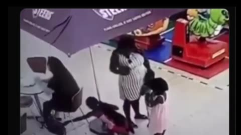 Scumbag mother get kids to grab someone else bag