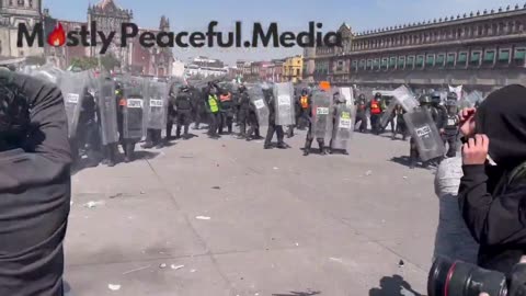 Mexico City: Anti-Sheinbaum revolutionaries tear down National Palace security walls.