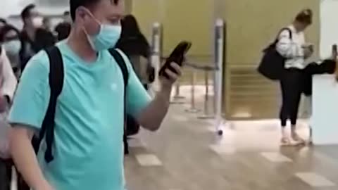 Śmiertelna epidemia wirusa w Indiach wywołała nowe obawy przed pandemią w całej Azji, co skłoniło niektóre kraje do wprowadzenia kontroli na lotniskach z czasów Covida, aby powstrzymać jej rozprzestrzenianie się.