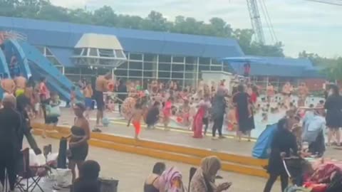 Pool in Berlin. What do you notice?