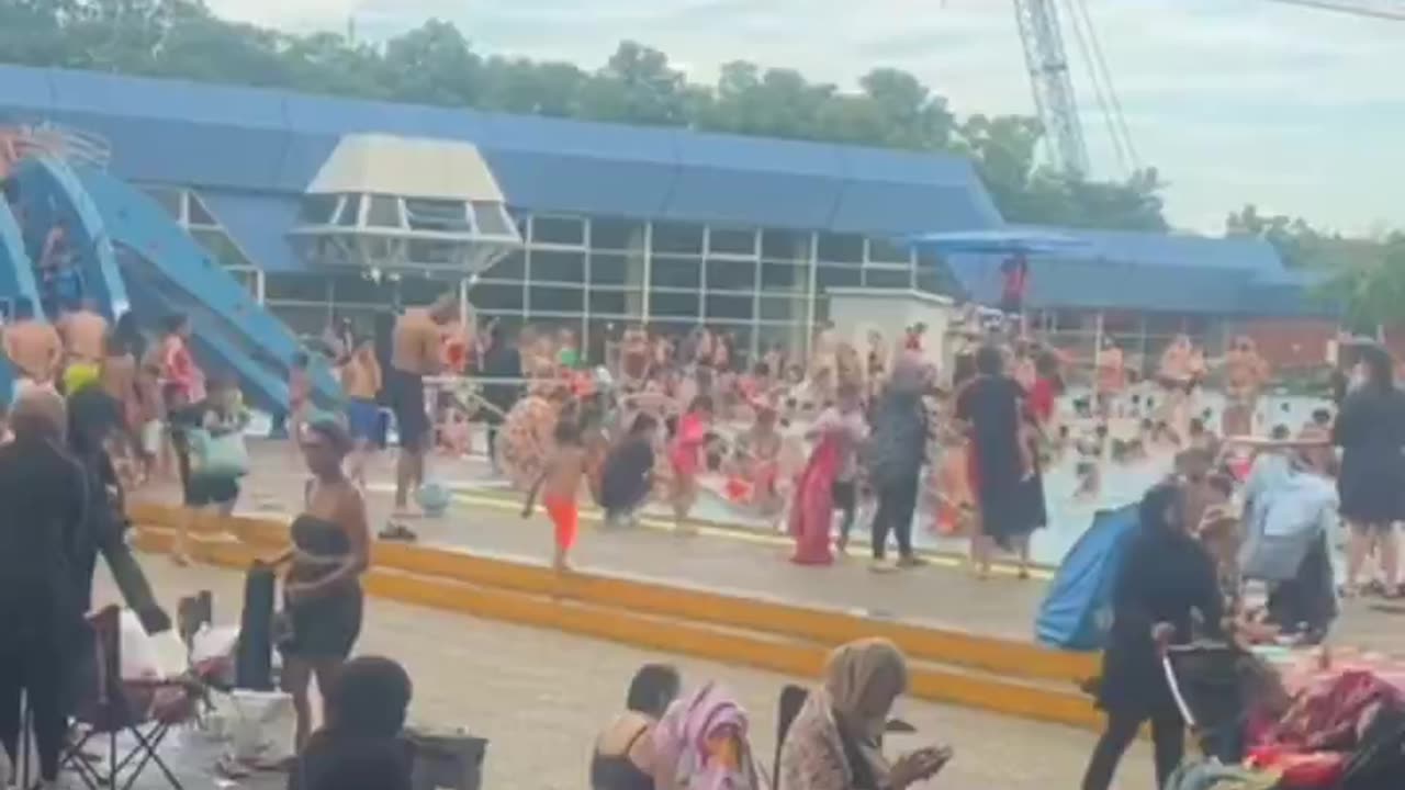 Pool in Berlin. What do you notice?