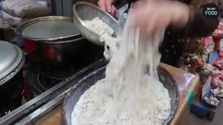 300 Bowls a Day From a 1-Pyeong Shop?! Locals Keep This Tray-Lid Noodles Secret