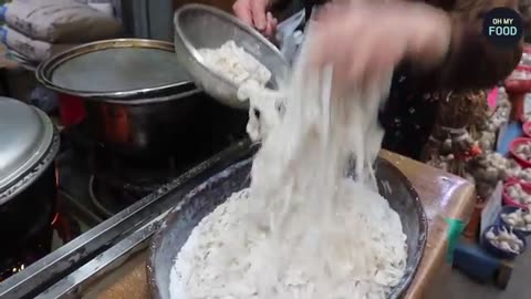 300 Bowls a Day From a 1-Pyeong Shop?! Locals Keep This Tray-Lid Noodles Secret