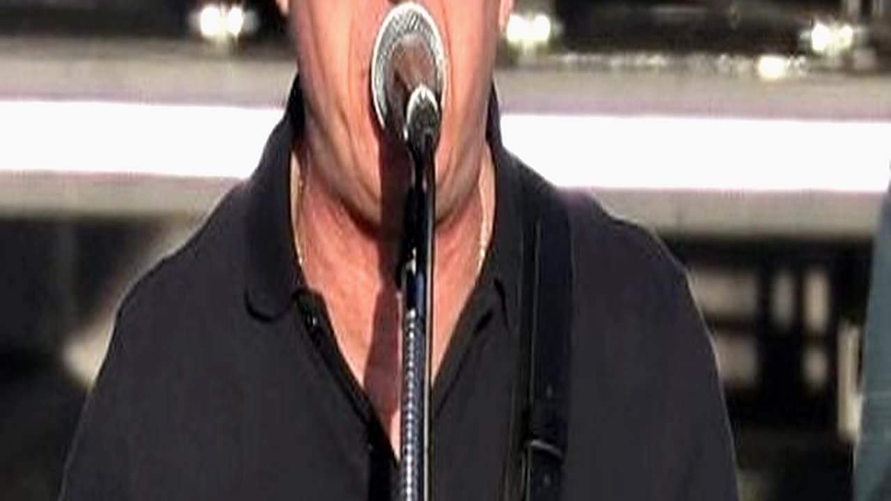 Oasis Noel Gallagher Met with Cheers as He Issues